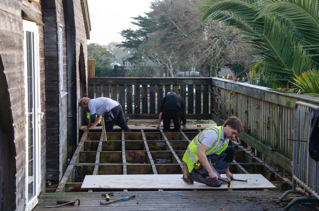 Work on the JungleBarn balcony Paradise Park